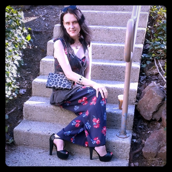 Welcome! Meet your Posher! ♥️ - Picture 1 of 4